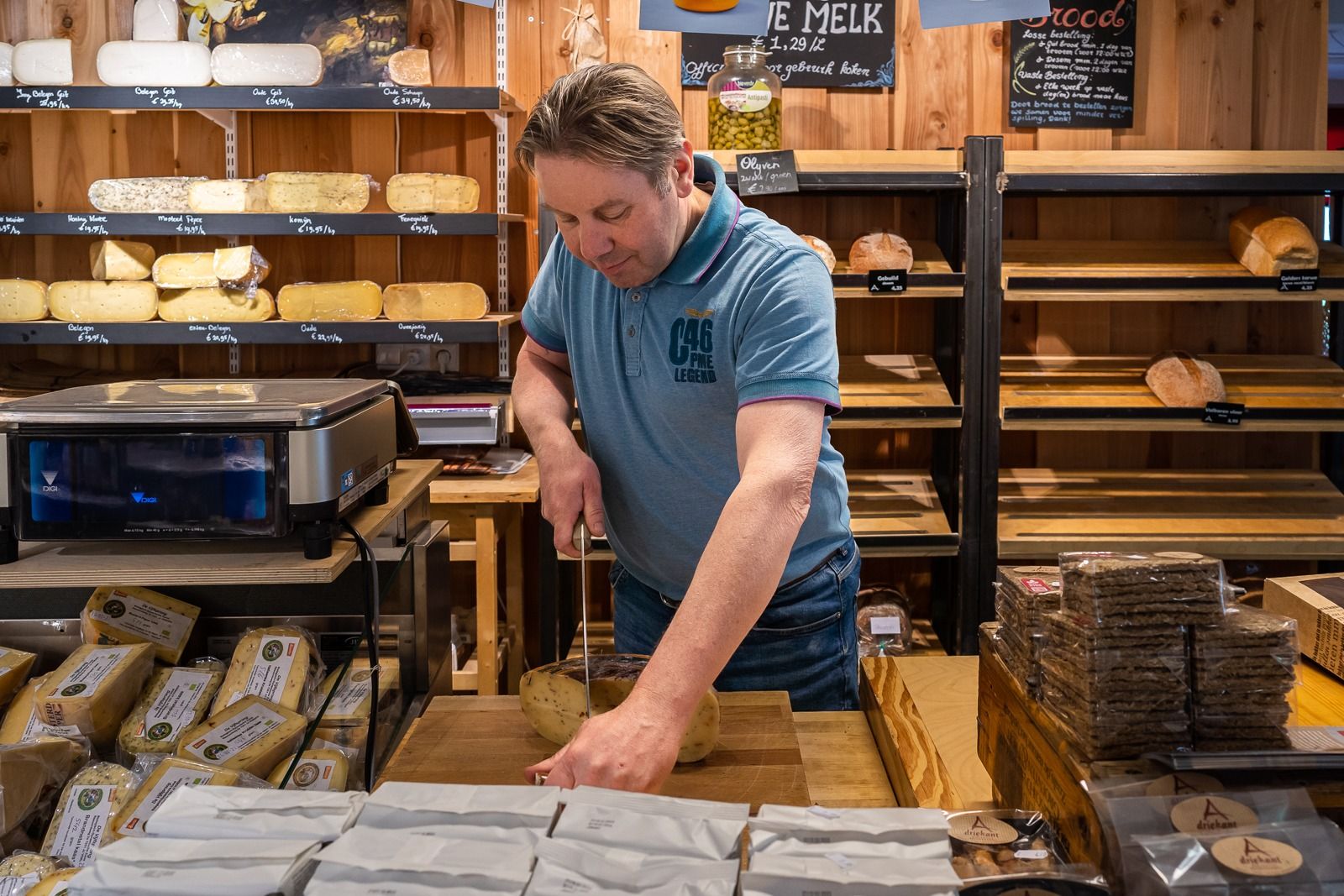 binnenzijde van de winkel, winkelier achter de kaasbalie