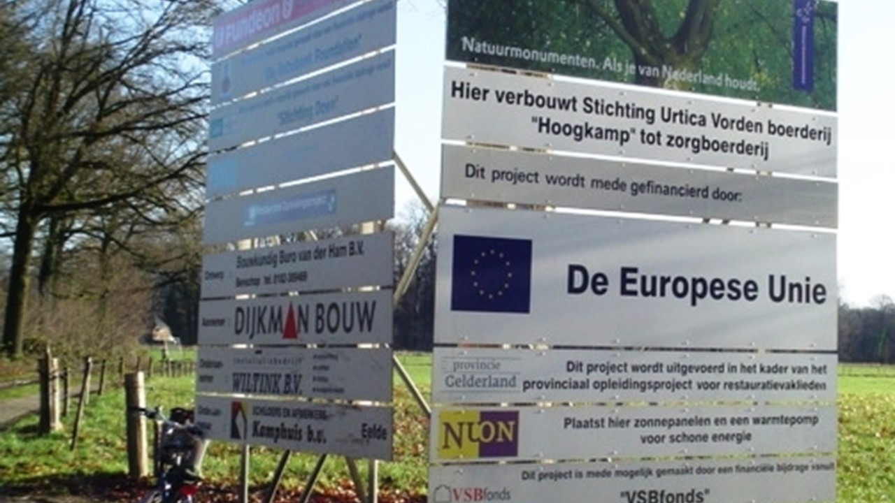 bord met aankondigingen over de verbouwing van locatie Hoogkamp