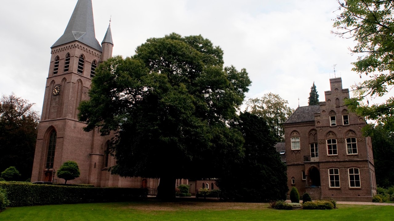 De Kleine Koning met links Sint Willibrorduskerk