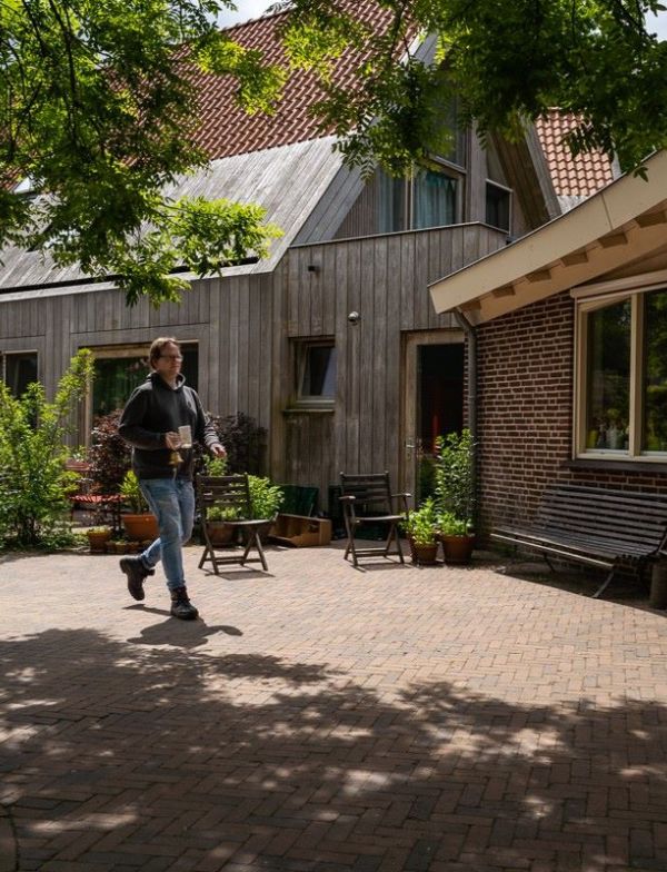 Lopend over het erf, oproep voor de maaltijd