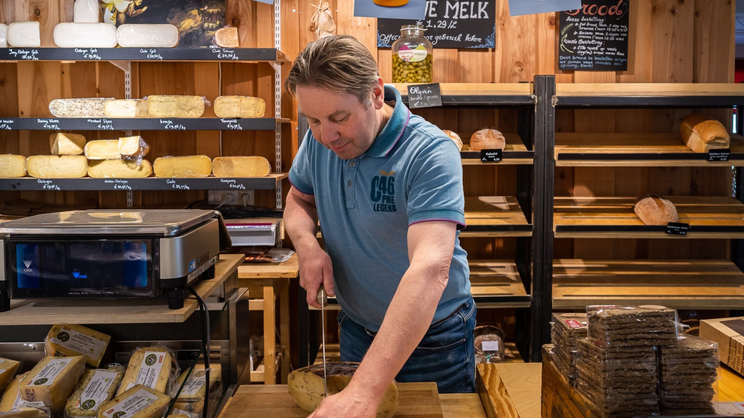 binnenzijde van de winkel, winkelier achter de kaasbalie