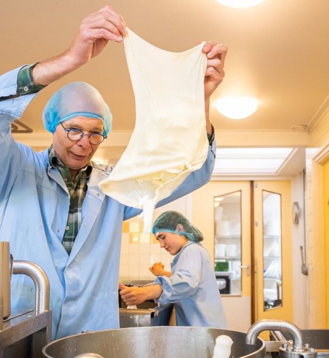 In stap in het proces om kwark te maken, het legen van de zakken