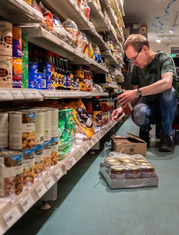 vakken vullen in de biowinkel