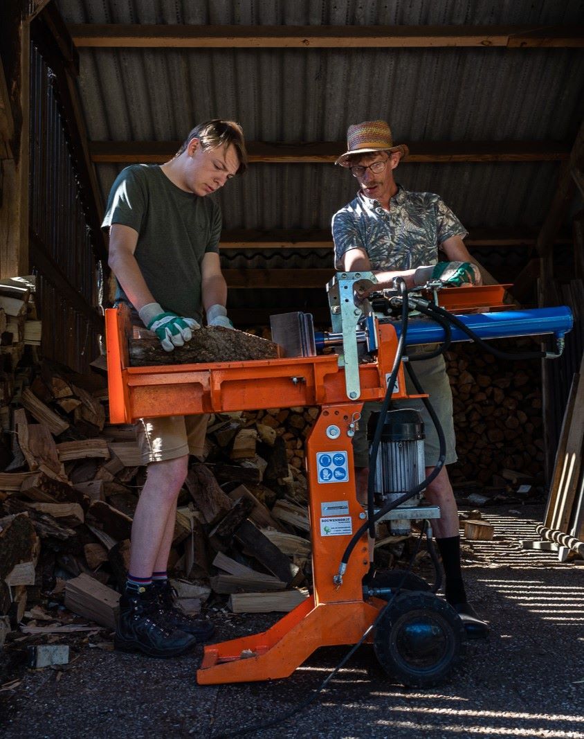 Twee mannen aan het werk met een kloofmachine